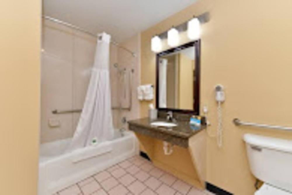 Baymont by Wyndham Ardmore I-35 Image 20