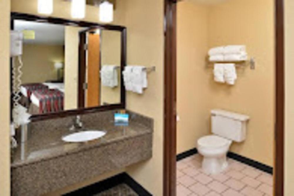 Baymont by Wyndham Ardmore I-35 Image 28
